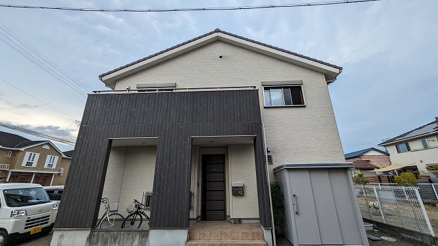【焼津市】外壁の汚れは塗装だけが原因じゃない？藻の発生とコーキング劣化を調査
