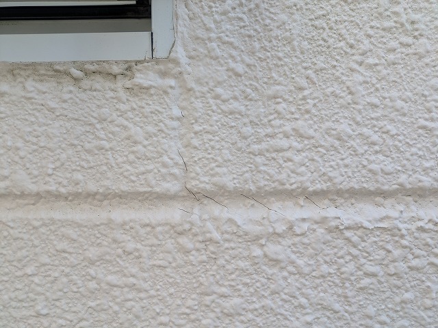 コーキング部の塗装のひび割れ