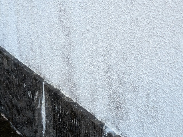 外塀の雨だれ汚れ