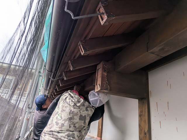 軒先木部の塗装作業