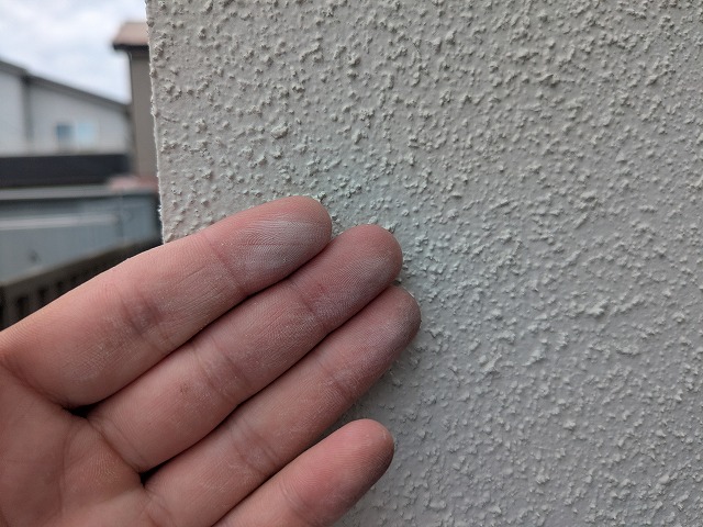 リシン仕上げの外壁に触れて指先に付いた粉